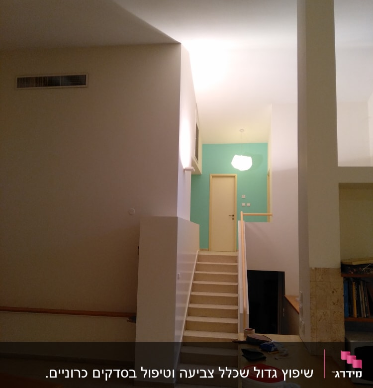 דלי צבע ומברשת על שולחן עץ